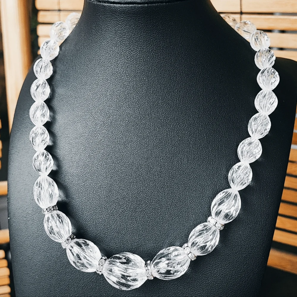 Clear Wavy Ribbed Lucite Graduated Beaded Vintage Necklace Screw Barrel Clasp